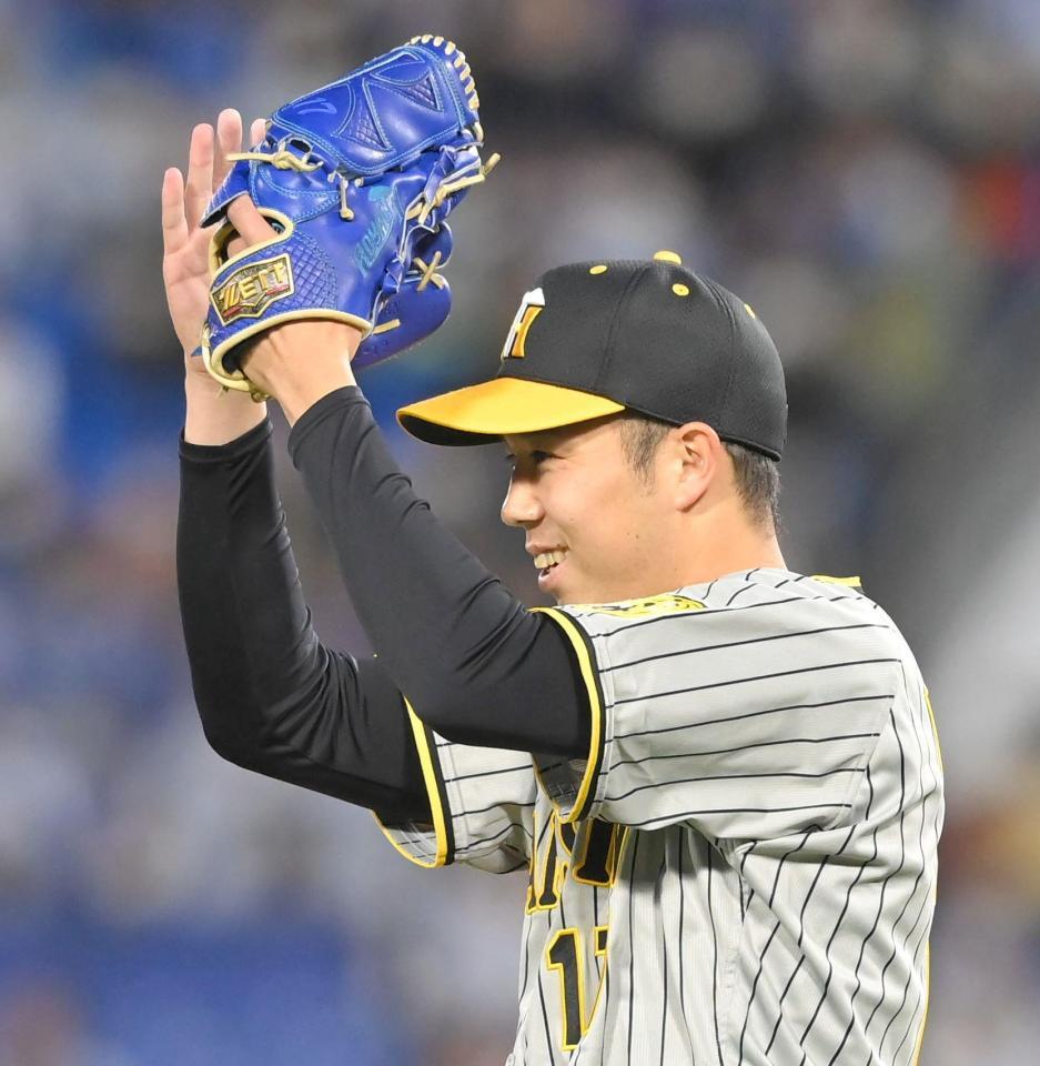 　１回、木浪の好守に笑顔を見せる青柳（撮影・高部洋祐）