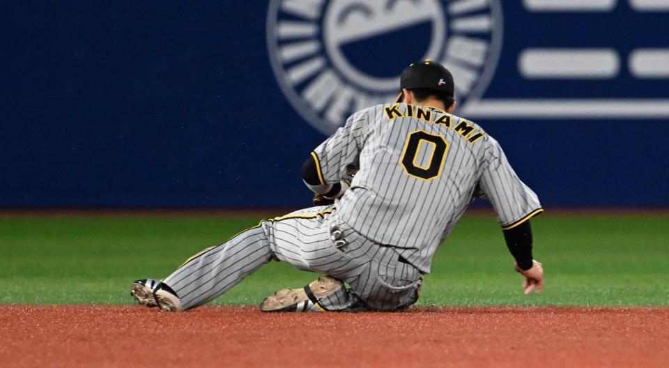 　１回、宮崎の打球を抑え併殺打にする木浪（撮影・金田祐二）