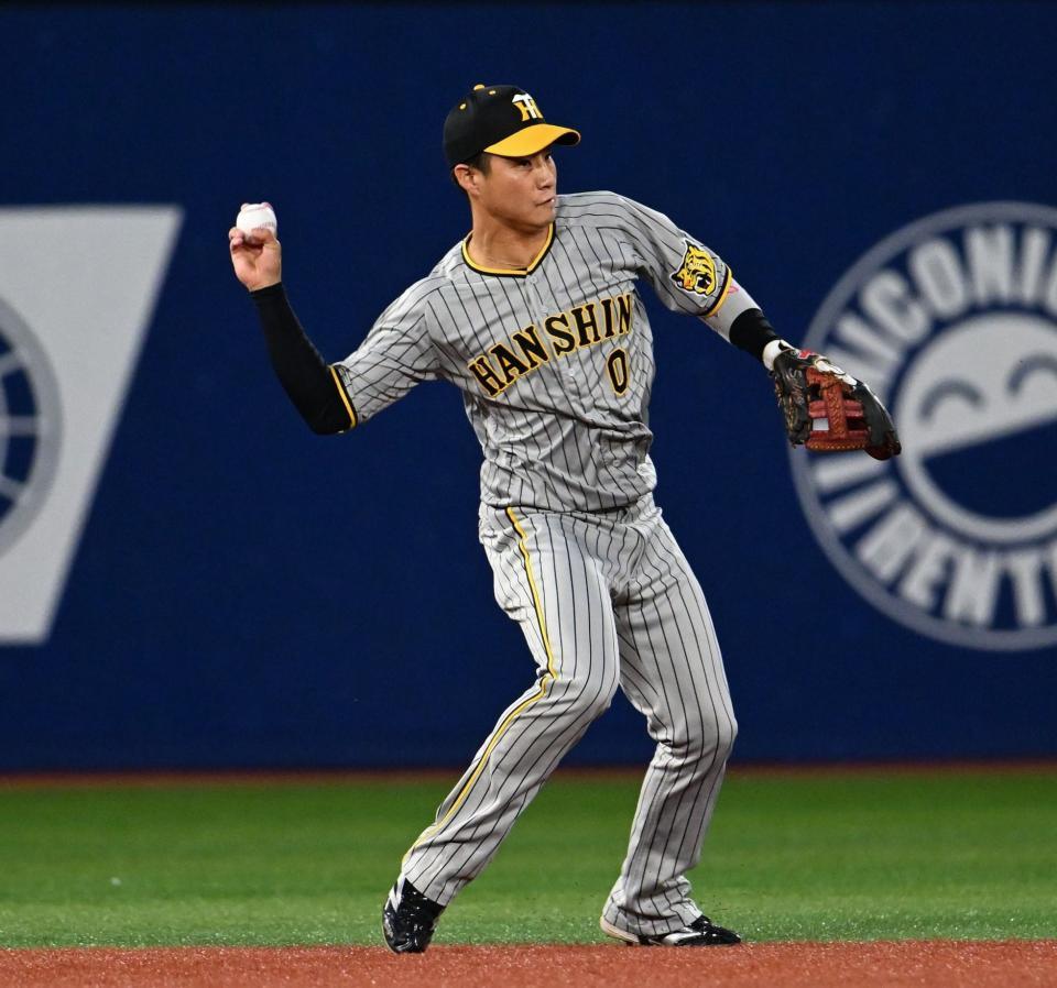 　１回、宮崎の打球を抑え併殺打にする木浪（撮影・金田祐二）