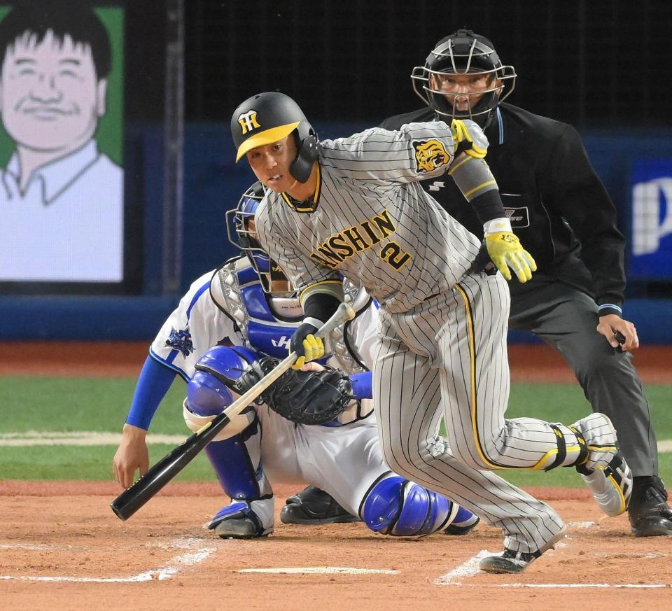 　２回、投手強襲の安打を放つ梅野（撮影・伊藤笙子）