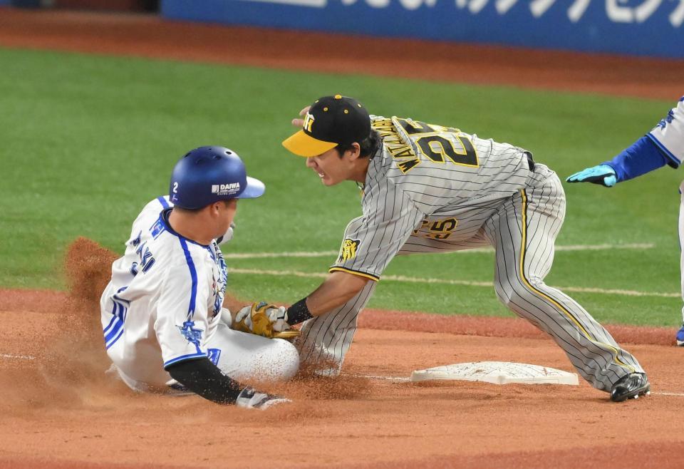 　２回、関根の左前打で三塁を狙った一走・牧（左）を封殺する三塁手・渡辺諒（撮影・伊藤笙子）