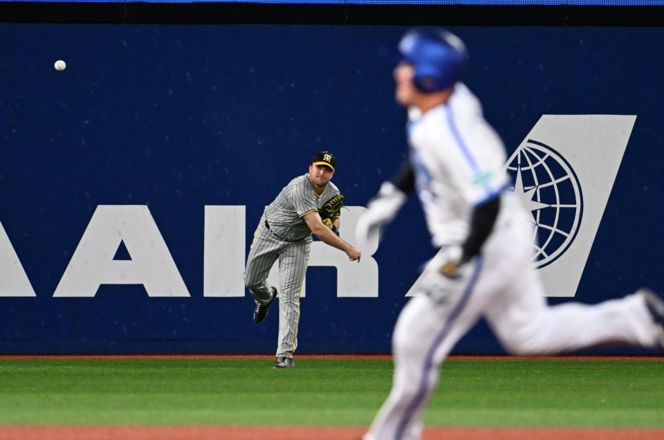 　２回、関根の左前打で一走・牧で三塁でアウトにするノイジー（撮影・金田祐二）