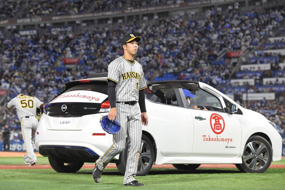 　５回途中、富田（左）にマウンドを譲る青柳（撮影・高部洋祐）