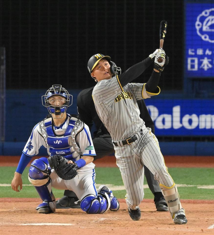 　９回、大きな中飛を打ち上げる森下（撮影・伊藤笙子）