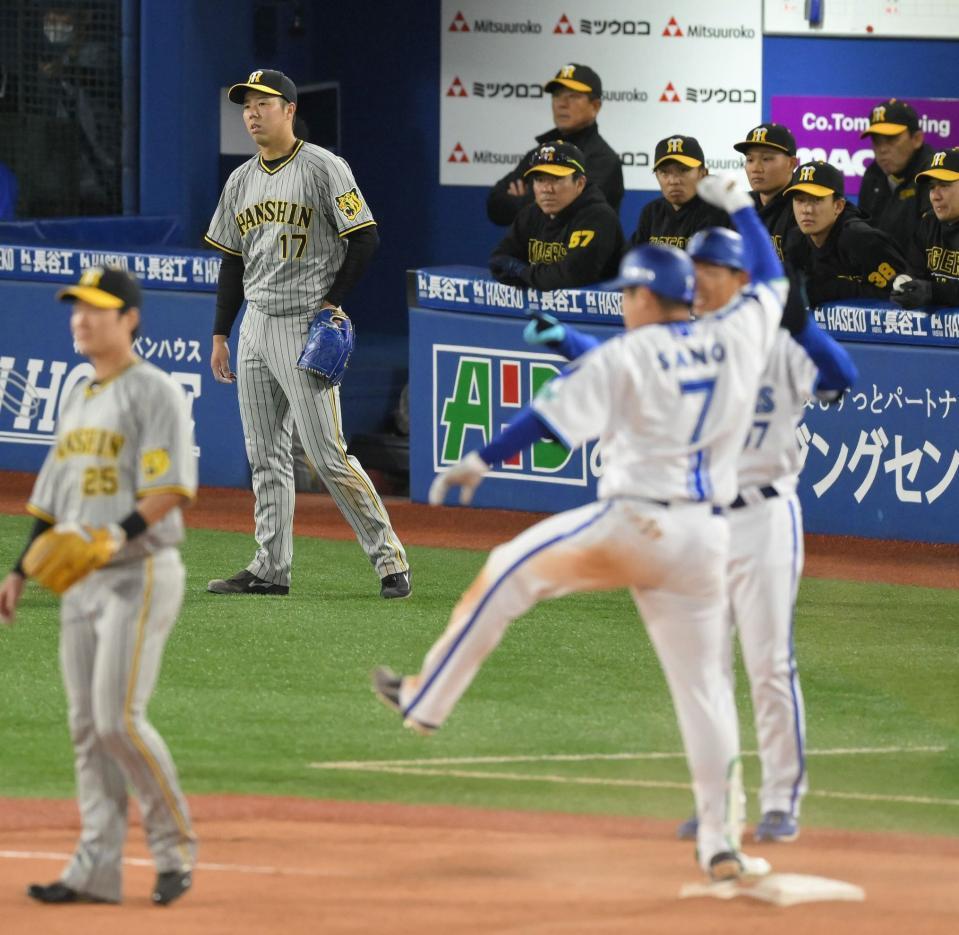 　５回、佐野（手前右）に三塁打を浴びた青柳（左）＝撮影・伊藤笙子