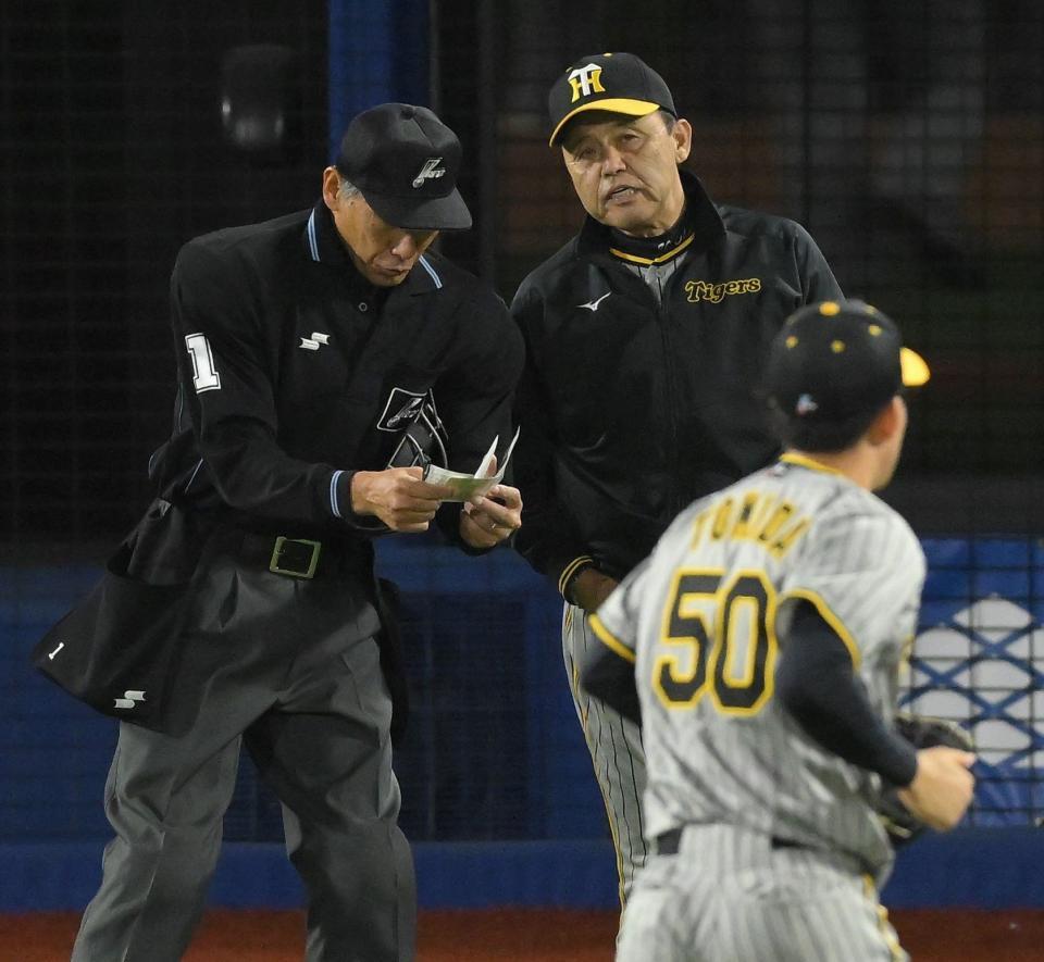 　６回、バッテリー交代を告げる岡田監督（右）＝撮影・伊藤笙子