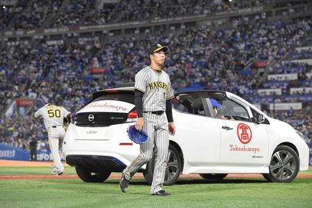 　５回途中、富田（左）にマウンドを譲り降板する青柳（撮影・高部洋祐）