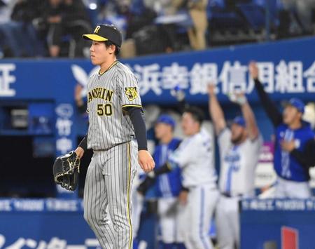 　６回、佐野に２点適時二塁打を許し、歓喜のＤｅＮＡベンチを背に悔しがる富田（撮影・高部洋祐）