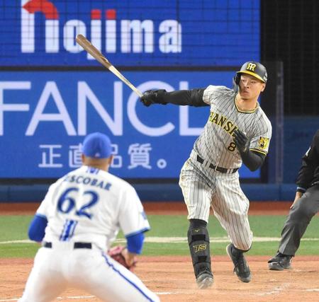 　７回、右前打を放つ佐藤輝（撮影・伊藤笙子）