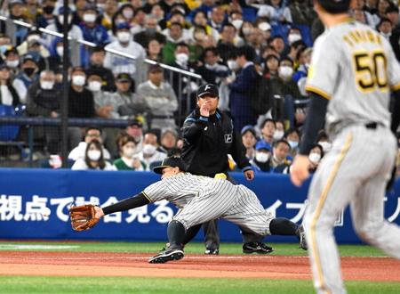 　５回、伊藤の打球をキャッチする佐藤輝