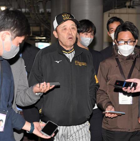 　雨天中止となり、球場から引き揚げる岡田監督（撮影・高部洋祐）