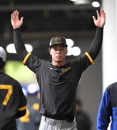 　雨天中止が決定し、体を動かす佐藤輝（撮影・高部洋祐）