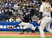 　５回、伊藤の打球をキャッチする佐藤輝