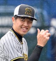 　雨の中での調整を終え、サムズアップの才木（撮影・伊藤笙子）