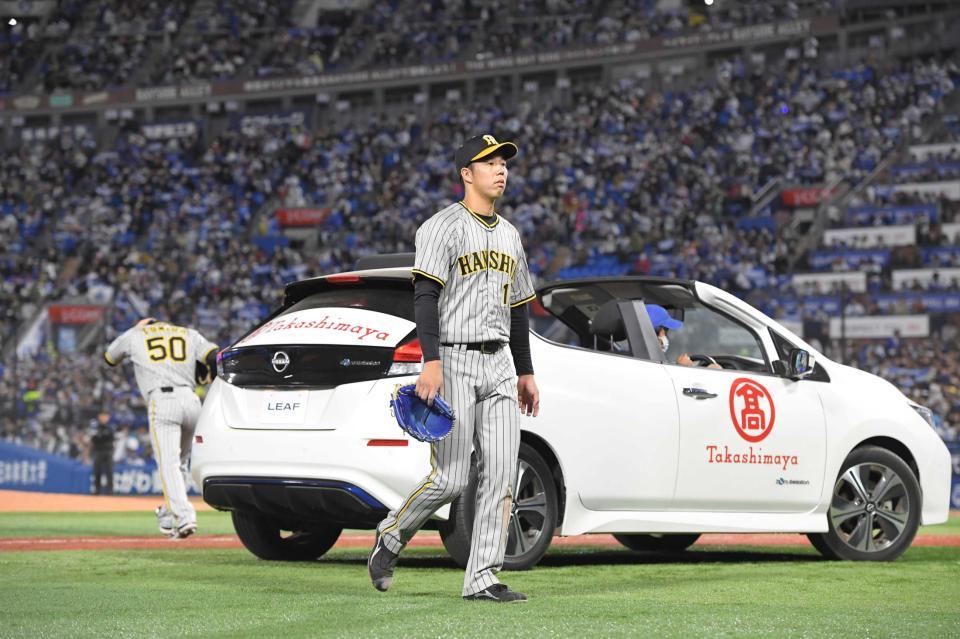 　５回途中、富田（左）にマウンドを譲り降板する青柳（撮影・高部洋祐）