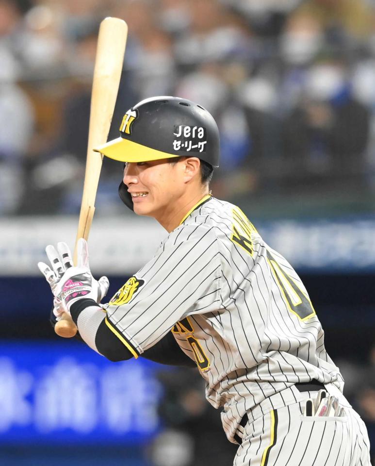 　７回、バットを折りながらも内野安打を放つ木浪