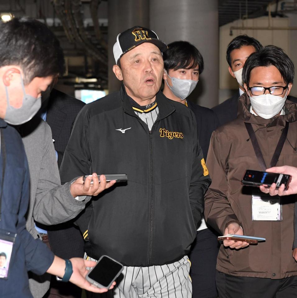 　雨天中止となり、球場から引き揚げる岡田監督（撮影・高部洋祐）