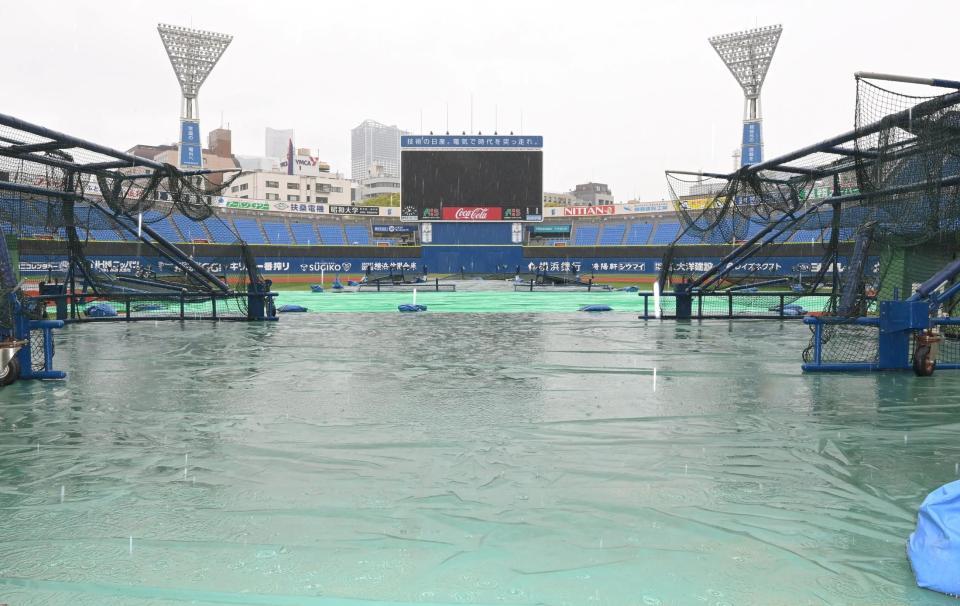 　午前中から降り続く雨＝横浜スタジアム（撮影・高部洋祐）