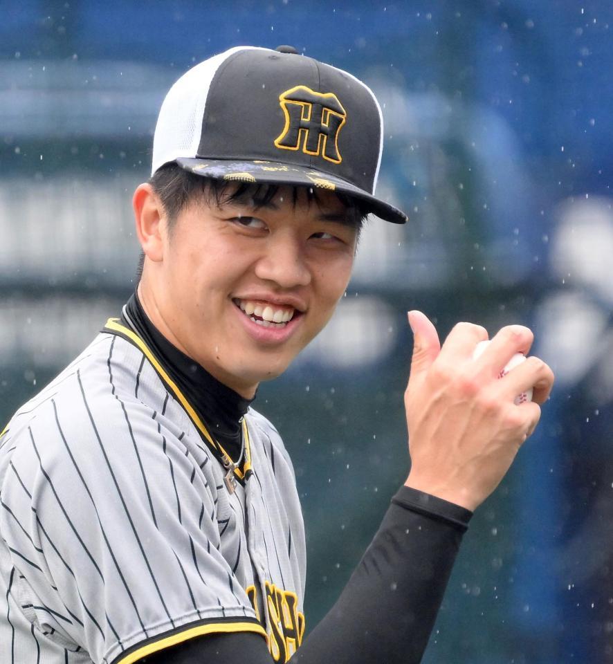 　雨の中での調整を終え、サムズアップの才木（撮影・伊藤笙子）