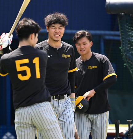 　笑顔で調整する佐藤輝（中）。右は森下（撮影・金田祐二）