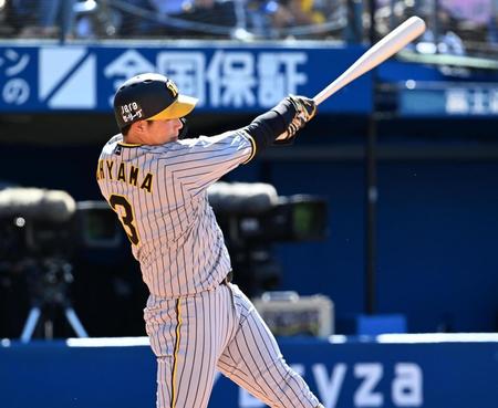 　４回、左越えソロを放つ大山（撮影・金田祐二）