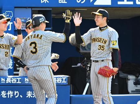 　４回、左越えソロを放った大山を迎える才木（撮影・金田祐二）