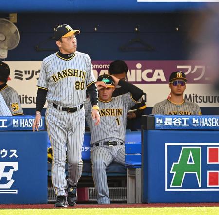 　渋い表情の岡田監督ら（撮影・金田祐二）