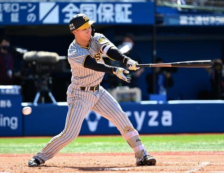 ２回阪神１死、空振り三振に倒れる阪神・森下翔太＝横浜（撮影・金田祐二）