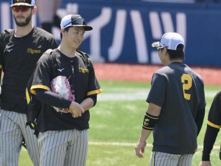 　試合前、梅野（右）と会話する湯浅（撮影・伊藤笙子）