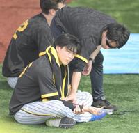 　トレーナーとともに右腕の状態を確認する湯浅（撮影・伊藤笙子）