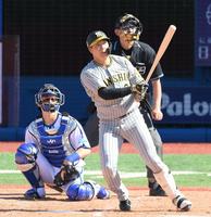 　４回、左越えソロを放つ大山（撮影・伊藤笙子）