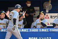 　４回、左越えソロを放った大山を迎える岡田監督（撮影・金田祐二）