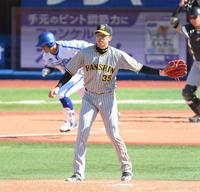 　４回、桑原（奥）を併殺打に打ち取る才木（撮影・伊藤笙子）