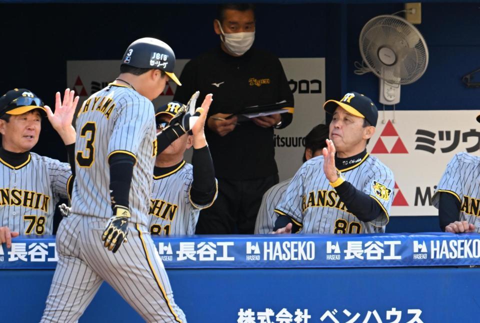 　４回、左越えソロを放った大山を迎える岡田監督（撮影・金田祐二）