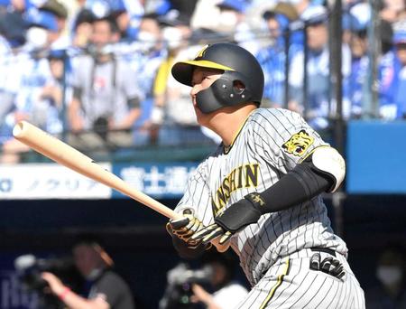 　４回、１号ソロを放つ大山（撮影・高部洋祐）