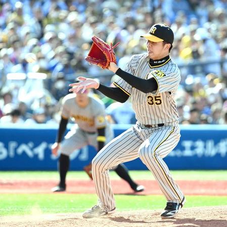 　６回、関根を投ゴロにしとめる阪神・才木（撮影・金田祐二）