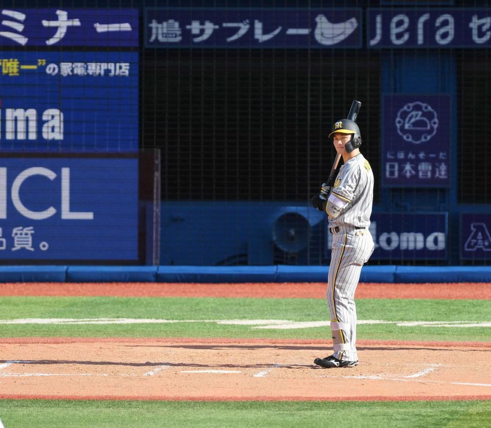 　７回、見逃し三振に倒れ、一人バッターボックスに残る森下（撮影・伊藤笙子）