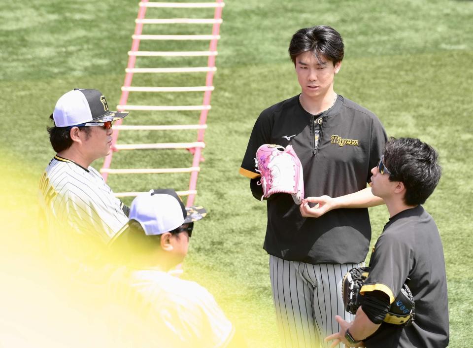 　試合前、安藤コーチ（左）らと話する湯浅（右から２人目）（撮影・伊藤笙子）