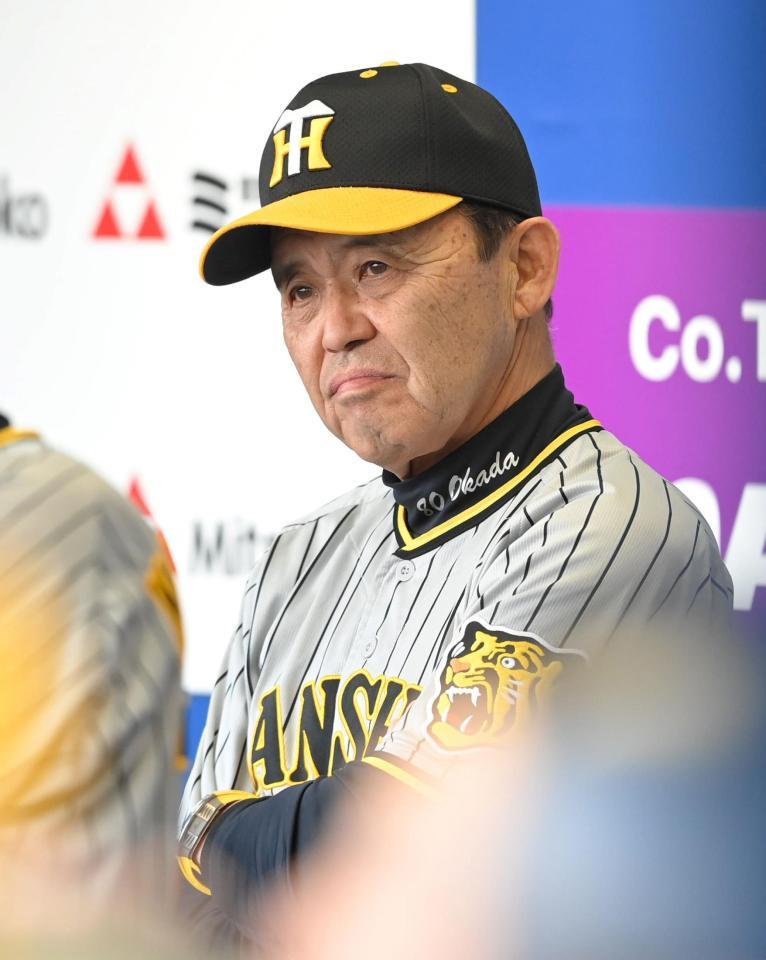 　ベンチで厳しい表情を見せる岡田監督（撮影・高部洋祐）