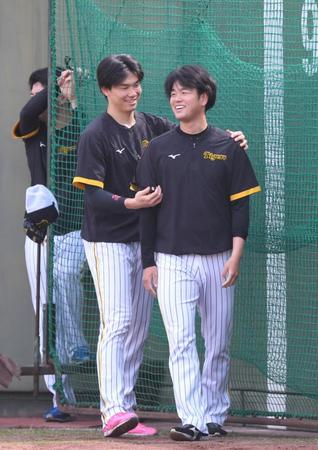 　試合前練習で高橋（右）と談笑する湯浅（撮影・北村雅宏）