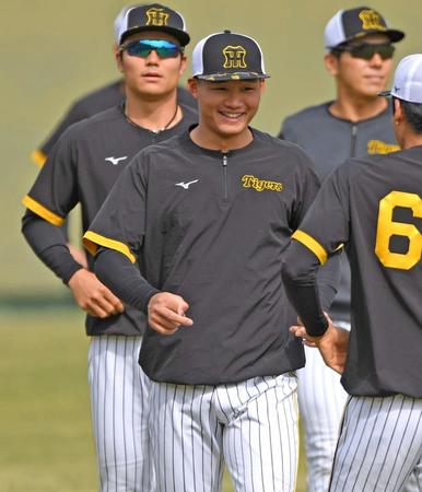 　試合前練習でウオーミングアップする森下（中央）＝撮影・北村雅宏