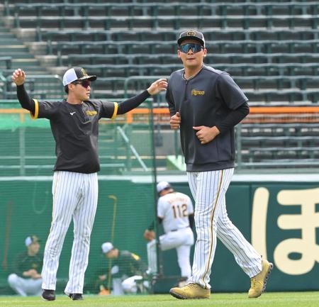 　１軍に合流した井上（右）＝撮影・高部洋祐