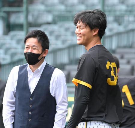 　試合前、赤星憲広氏（左）と談笑する及川（撮影・高部洋祐）
