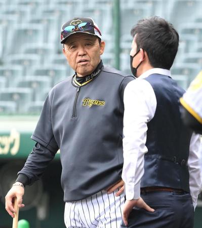 　試合前、赤星憲広氏（右）と話す岡田監督（撮影・高部洋祐）