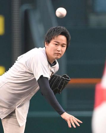 ファーストピッチセレモニーで投球する逢坂良太＝甲子園（撮影・高部洋祐）