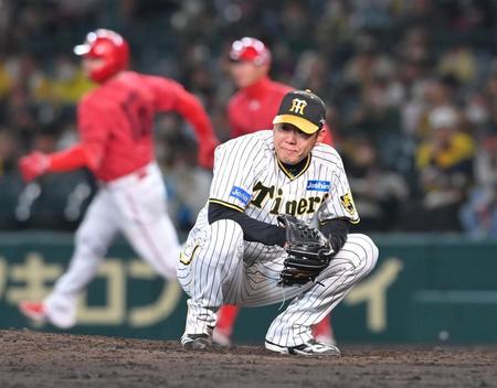 　９回、マクブルーム（左）に先制打を浴び、ガックリする西勇（撮影・高部洋祐）