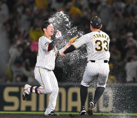 　９回、サヨナラ打を放って祝福を受ける中野（左）＝撮影・高部洋祐