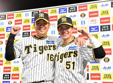 　お立ち台でガッツポーズの西勇（左）と中野（撮影・中田匡峻）