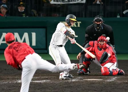 　９回、左中間にサヨナラ打を放つ中野（撮影・山口登）