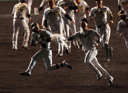 　９回、サヨナラ打を放った中野（左）は木浪から手荒い祝福を受ける（撮影・山口登）